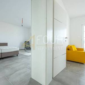 Crikvenica, 63.88m2, 3-sobni, adaptiran stan, lođa i balkon