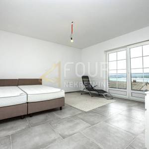 Crikvenica, 63.88m2, 3-sobni, adaptiran stan, lođa i balkon