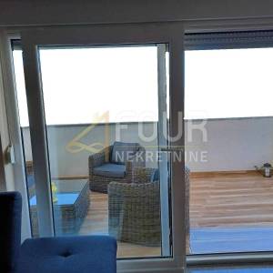 Crikvenica, 95.03m2, 2 stana, okućnica, 350m od plaže