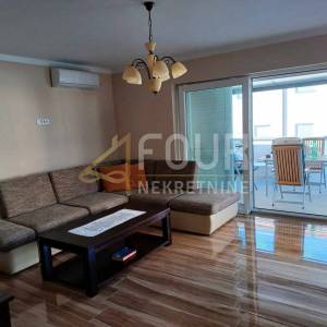 Crikvenica, 95.03m2, 2 stana, okućnica, 350m od plaže