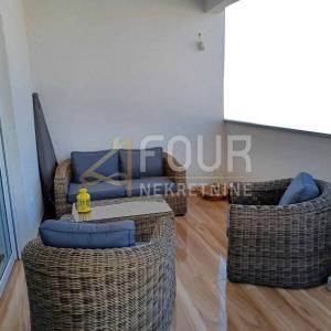Crikvenica, 95.03m2, 2 stana, okućnica, 350m od plaže