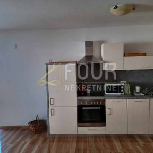 Crikvenica, 95.03m2, 2 stana, okućnica, 350m od plaže