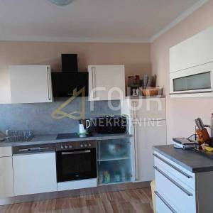 Crikvenica, 95.03m2, 2 stana, okućnica, 350m od plaže