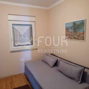 Crikvenica, 95.03m2, 2 stana, okućnica, 350m od plaže