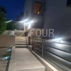 Crikvenica, 95.03m2, 2 stana, okućnica, 350m od plaže