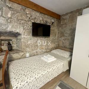 CRIKVENICA, BELGRAD - kuća s dva apartmana s pogledom na more + dvorište + kuća za adaptaciju! PRILIKA!!!