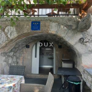 CRIKVENICA, BELGRAD - kuća s dva apartmana s pogledom na more + dvorište + kuća za adaptaciju! PRILIKA!!!