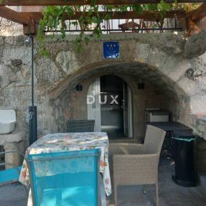 CRIKVENICA, BELGRAD - kuća s dva apartmana s pogledom na more + dvorište + kuća za adaptaciju! PRILIKA!!!