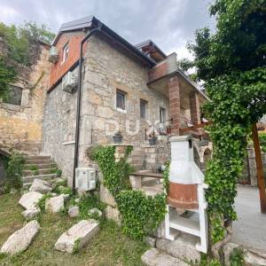 CRIKVENICA, BELGRAD - kuća s dva apartmana s pogledom na more + dvorište + kuća za adaptaciju! PRILIKA!!!