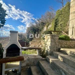 CRIKVENICA, BELGRAD - kuća s dva apartmana s pogledom na more + dvorište + kuća za adaptaciju! PRILIKA!!!