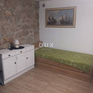 CRIKVENICA, BELGRAD - kuća s dva apartmana s pogledom na more + dvorište + kuća za adaptaciju! PRILIKA!!!
