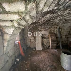 CRIKVENICA, BELGRAD - kuća s dva apartmana s pogledom na more + dvorište + kuća za adaptaciju! PRILIKA!!!