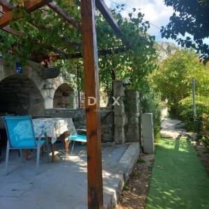 CRIKVENICA, BELGRAD - kuća s dva apartmana s pogledom na more + dvorište + kuća za adaptaciju! PRILIKA!!!