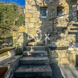 CRIKVENICA, BELGRAD - kuća s dva apartmana s pogledom na more + dvorište + kuća za adaptaciju! PRILIKA!!!