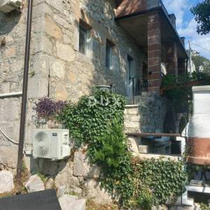 CRIKVENICA, BELGRAD - kuća s dva apartmana s pogledom na more + dvorište + kuća za adaptaciju! PRILIKA!!!