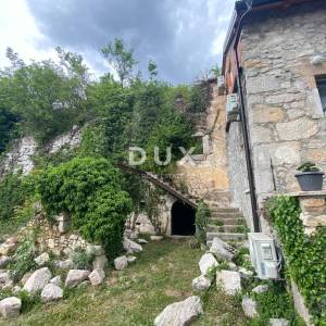 CRIKVENICA, BELGRAD - kuća s dva apartmana s pogledom na more + dvorište + kuća za adaptaciju! PRILIKA!!!