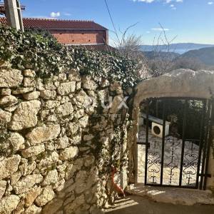 CRIKVENICA, BELGRAD - kuća s dva apartmana s pogledom na more + dvorište + kuća za adaptaciju! PRILIKA!!!