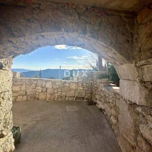 CRIKVENICA, BELGRAD - kuća s dva apartmana s pogledom na more + dvorište + kuća za adaptaciju! PRILIKA!!!