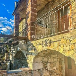 CRIKVENICA, BELGRAD - kuća s dva apartmana s pogledom na more + dvorište + kuća za adaptaciju! PRILIKA!!!