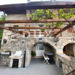 CRIKVENICA, BELGRAD - kuća s dva apartmana s pogledom na more + dvorište + kuća za adaptaciju! PRILIKA!!!