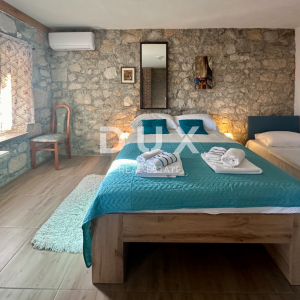 CRIKVENICA, BELGRAD - kuća s dva apartmana s pogledom na more + dvorište + kuća za adaptaciju! PRILIKA!!!
