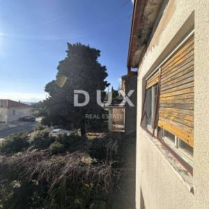 CRIKVENICA, CENTAR- Zemljište s postojećom kućom s potencijalom za investiciju u srcu Crikvenice!
