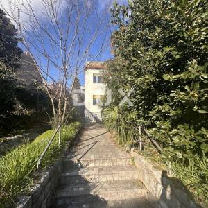 CRIKVENICA, CENTAR- Zemljište s postojećom kućom s potencijalom za investiciju u srcu Crikvenice!