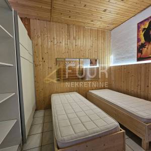 Crikvenica, Dramalj, 181m2, 3 apartmana + bungalov, okućnica, blizina mora
