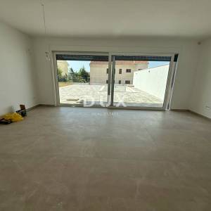 CRIKVENICA, DRAMALJ - Dvoetažni stan s bazenom u novogradnji na samo 300 metara od mora!