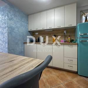 CRIKVENICA, DRAMALJ - kuća 115 m2 sa dva apartmana blizu mora, sniženo, prilika!!!