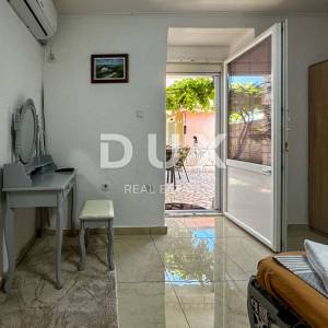 CRIKVENICA, DRAMALJ - kuća 115 m2 sa dva apartmana blizu mora, sniženo, prilika!!!
