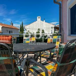 CRIKVENICA, DRAMALJ - kuća 115 m2 sa dva apartmana blizu mora, sniženo, prilika!!!