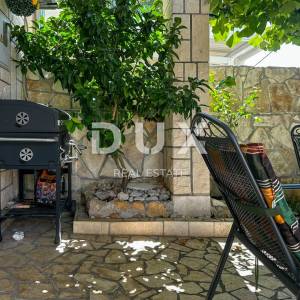 CRIKVENICA, DRAMALJ - kuća 115 m2 sa dva apartmana blizu mora, sniženo, prilika!!!
