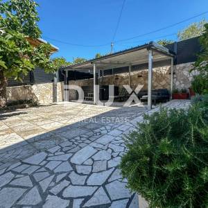 CRIKVENICA, DRAMALJ - kuća 115 m2 sa dva apartmana blizu mora, sniženo, prilika!!!