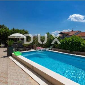 CRIKVENICA, DRAMALJ - Kuća sa 6 apartmana, 200m od mora
