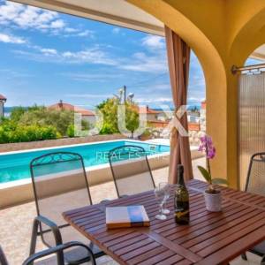 CRIKVENICA, DRAMALJ - Kuća sa 6 apartmana, 200m od mora