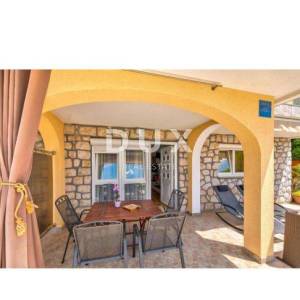CRIKVENICA, DRAMALJ - Kuća sa 6 apartmana, 200m od mora