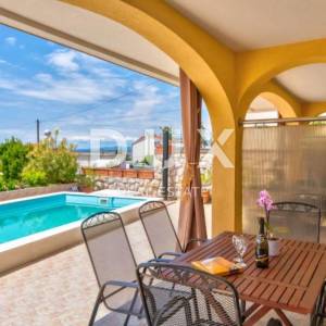CRIKVENICA, DRAMALJ - Kuća sa 6 apartmana, 200m od mora