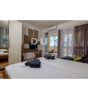 CRIKVENICA, DRAMALJ - Kuća sa 6 apartmana, 200m od mora
