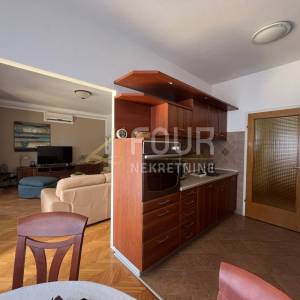 Crikvenica, Dramalj, kuća s 2 stana, 2 garaže i panoramskim pogledom
