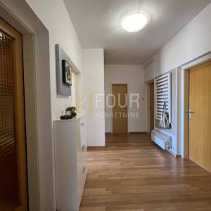 Crikvenica, Dramalj, kuća s 2 stana, 2 garaže i panoramskim pogledom