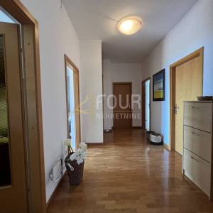 Crikvenica, Dramalj, kuća s 2 stana, 2 garaže i panoramskim pogledom
