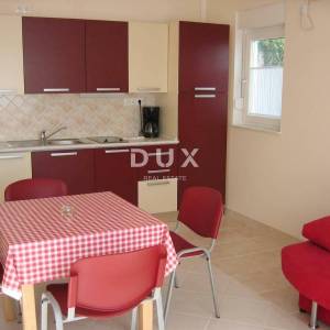 CRIKVENICA, DRAMALJ - Odlična apartmanska kuća 130 m od mora