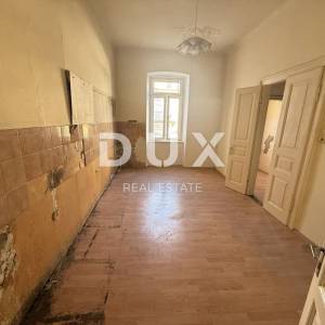 CRIKVENICA - Dvoetažni apartman za renovaciju, 1. red do mora!