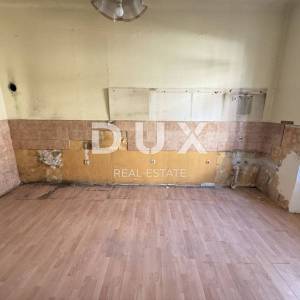 CRIKVENICA - Dvoetažni apartman za renovaciju, 1. red do mora!