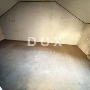 CRIKVENICA - Dvoetažni apartman za renovaciju, 1. red do mora!