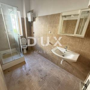CRIKVENICA - Dvoetažni apartman za renovaciju, 1. red do mora!