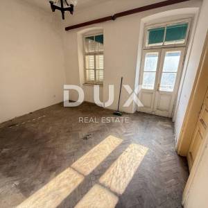 CRIKVENICA - Dvoetažni apartman za renovaciju, 1. red do mora!