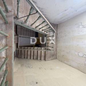 CRIKVENICA - Dvoetažni apartman za renovaciju, 1. red do mora!