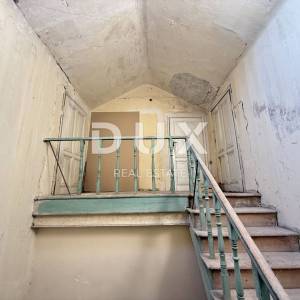 CRIKVENICA - Dvoetažni apartman za renovaciju, 1. red do mora!